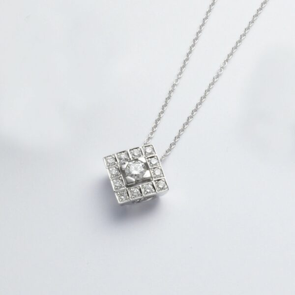 Collana con Ciondolo in Oro Bianco 18KT <br> Diamante centrale, Diamanti