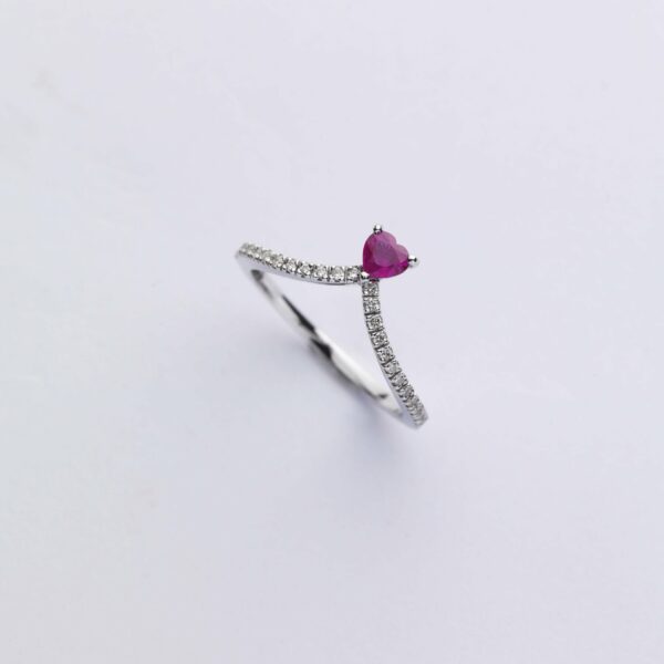 Anello Oro Bianco 18KT <br> Rubino a Cuore, Diamanti