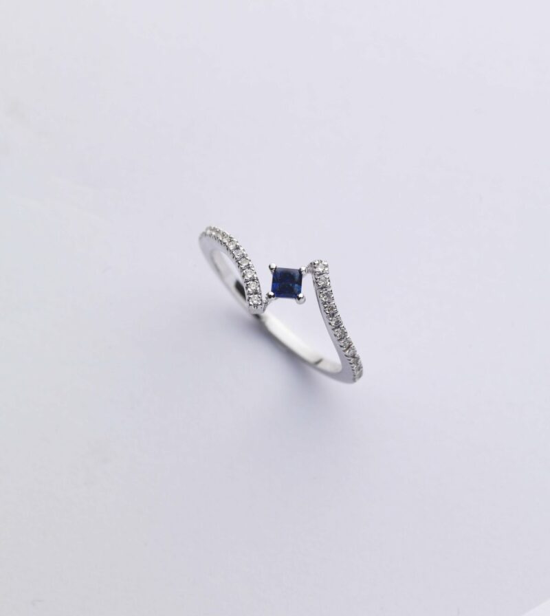 Anello Oro Bianco 18KT <br> Zaffiro, Diamanti