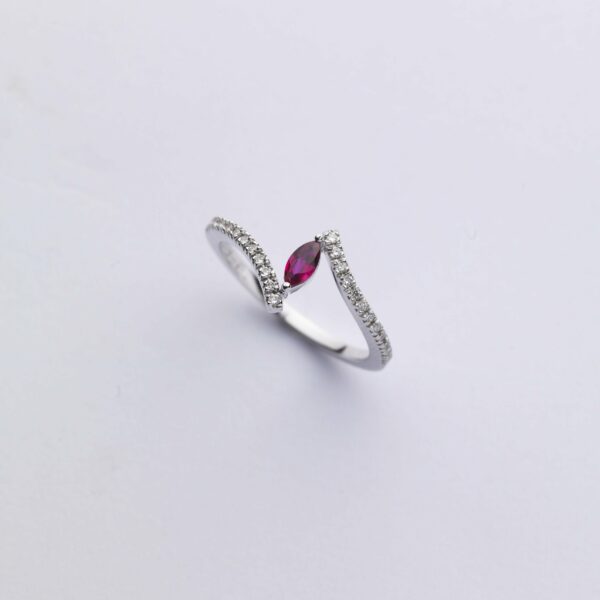 Anello Oro Bianco 18KT <br> Rubino Navette, Diamanti