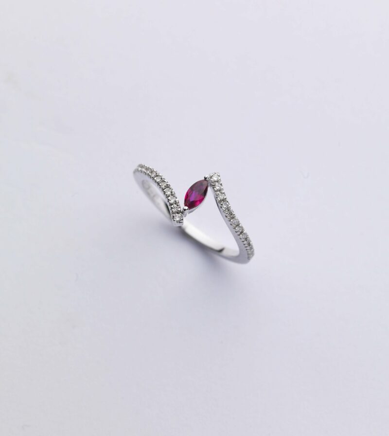 Anello Oro Bianco 18KT <br> Rubino Navette, Diamanti