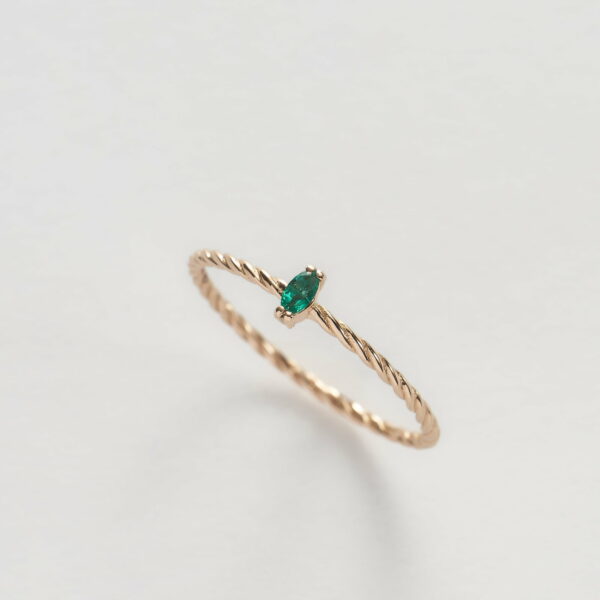 Anello Oro Rosa 18KT <br> Smeraldo taglio Navette
