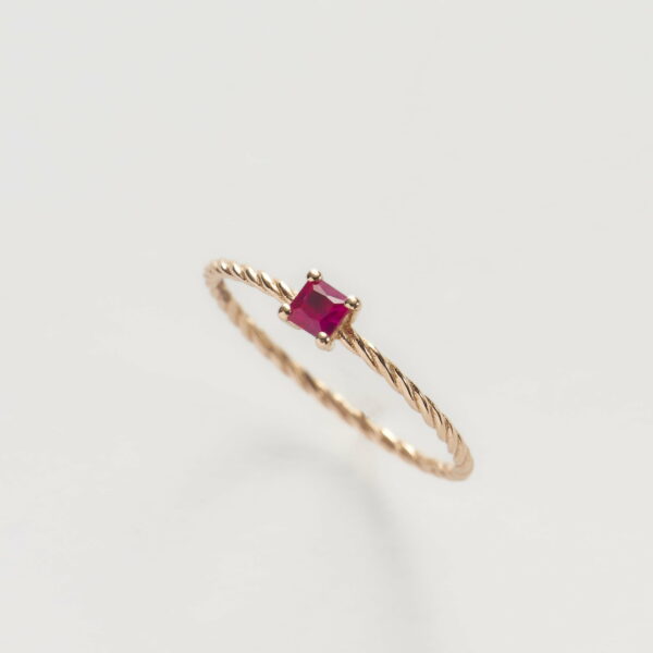 Anello Oro Rosa 18KT <br> Rubino taglio Carrè