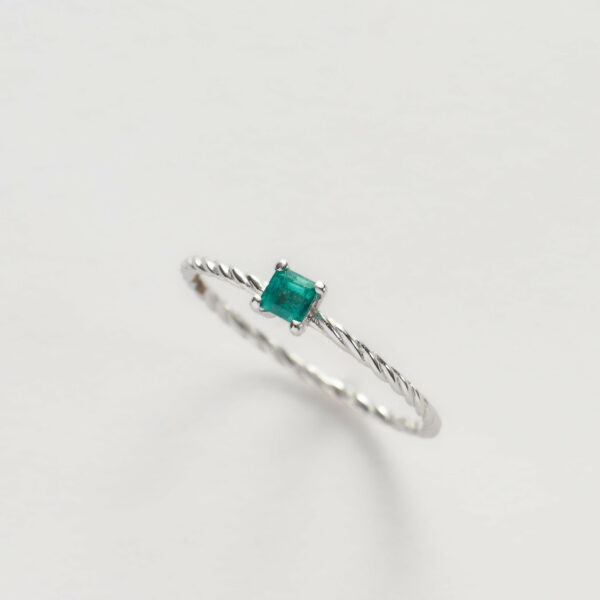 Anello Oro Bianco 18KT <br> Smeraldo taglio Carrè