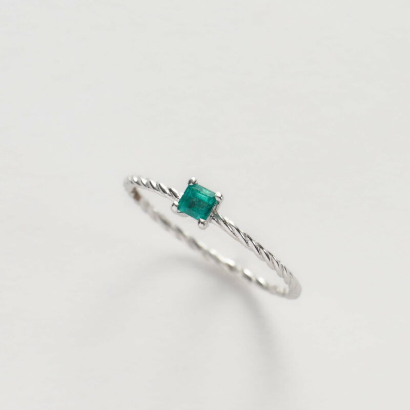 Anello Oro Bianco 18KT <br> Smeraldo taglio Carrè