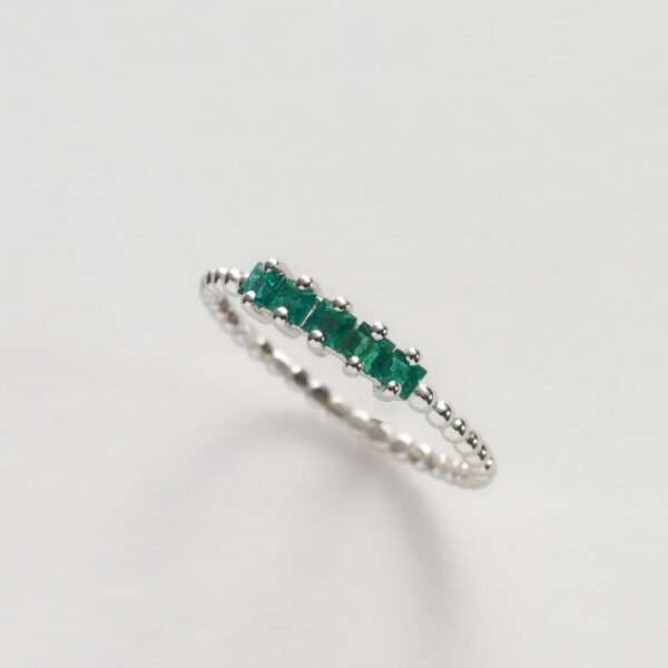Anello Oro Bianco 18KT <br> Smeraldi taglio Carrè