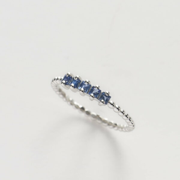 Anello Oro Bianco 18KT <br> Zaffiri taglio Carrè
